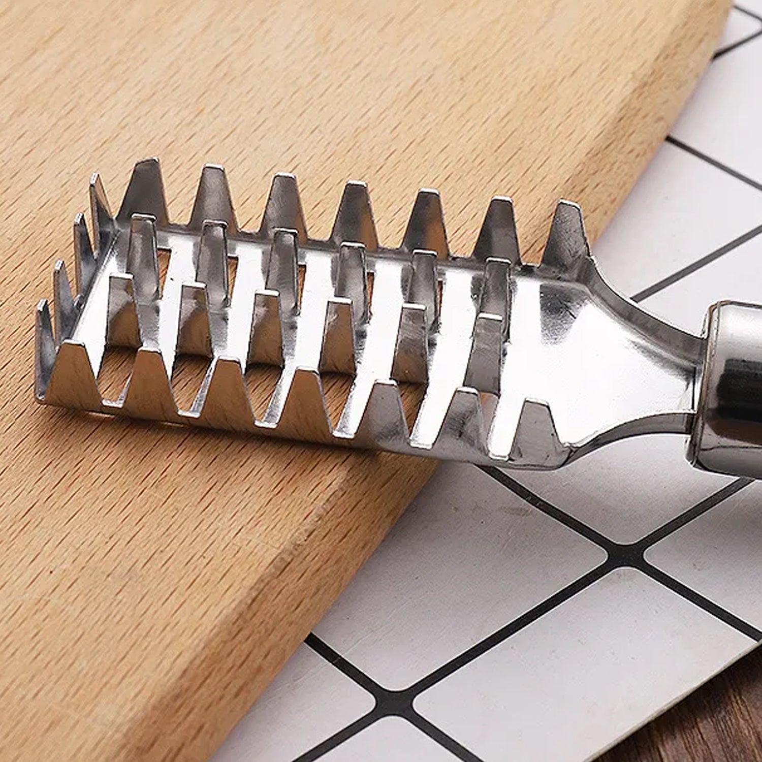 Fish Scale Remover Scraper Stainless Steel Fish Cutting Tools Sawtooth Easily Remove Fish Scales-Cleaning Brush Scraper Kitchen Tool- - Bhavnagar Deodap