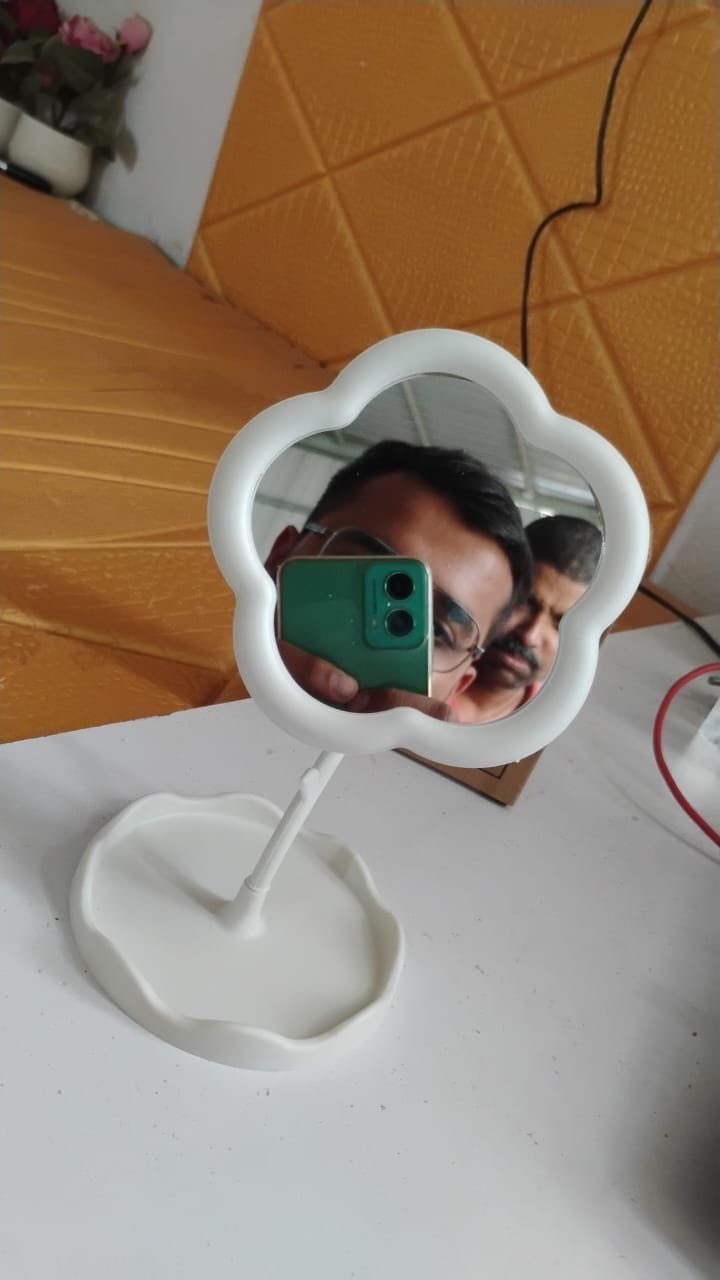 Flower-Shaped Makeup Mirror, Rotatable Makeup Mirror with Tray Table Vanity - Bhavnagar Deodap