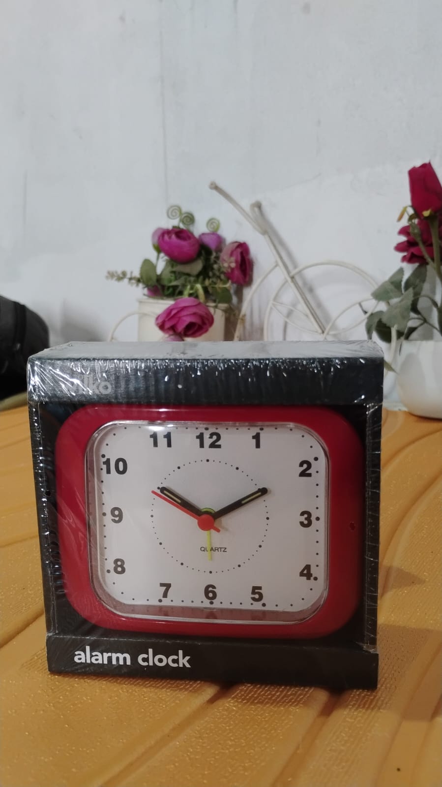 Compact Analog Alarm Clock – Easy, Reliable, and Elegant