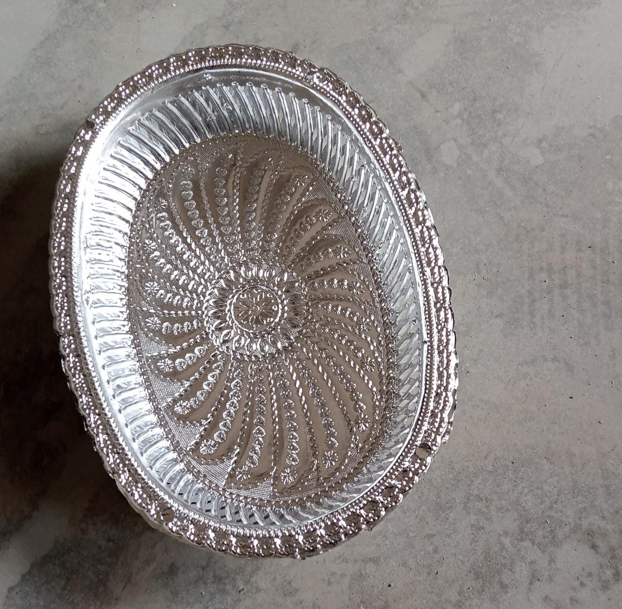 Multipurpose Royal Design Oval Silver Gift Tray - Bhavnagar Deodap