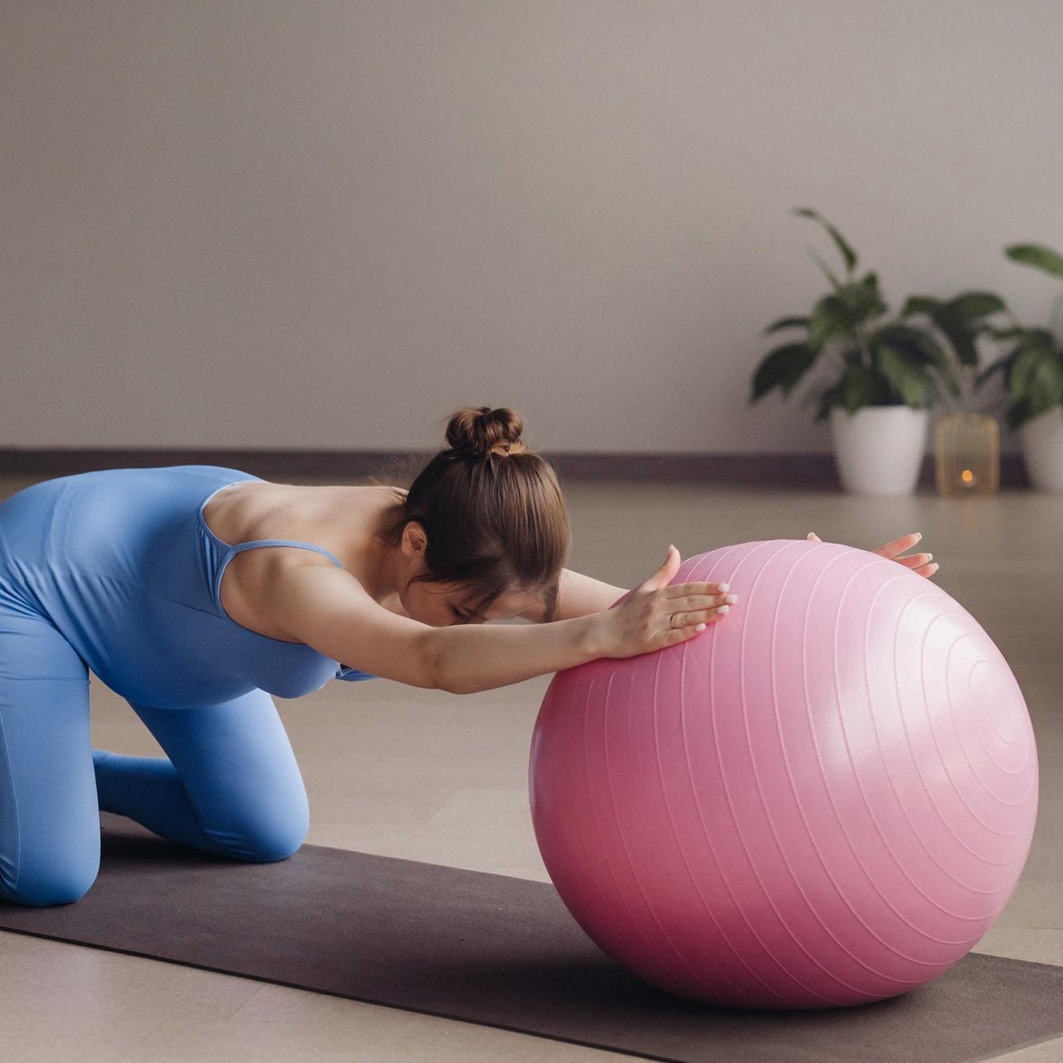 Anti Burst 65 cm Exercise Ball with Inflation Pump, Non-Slip Gym Ball, for Yoga, Pilates, Core Training Exercises at Home and Gym- Suitable for Men and Women - Bhavnagar Deodap