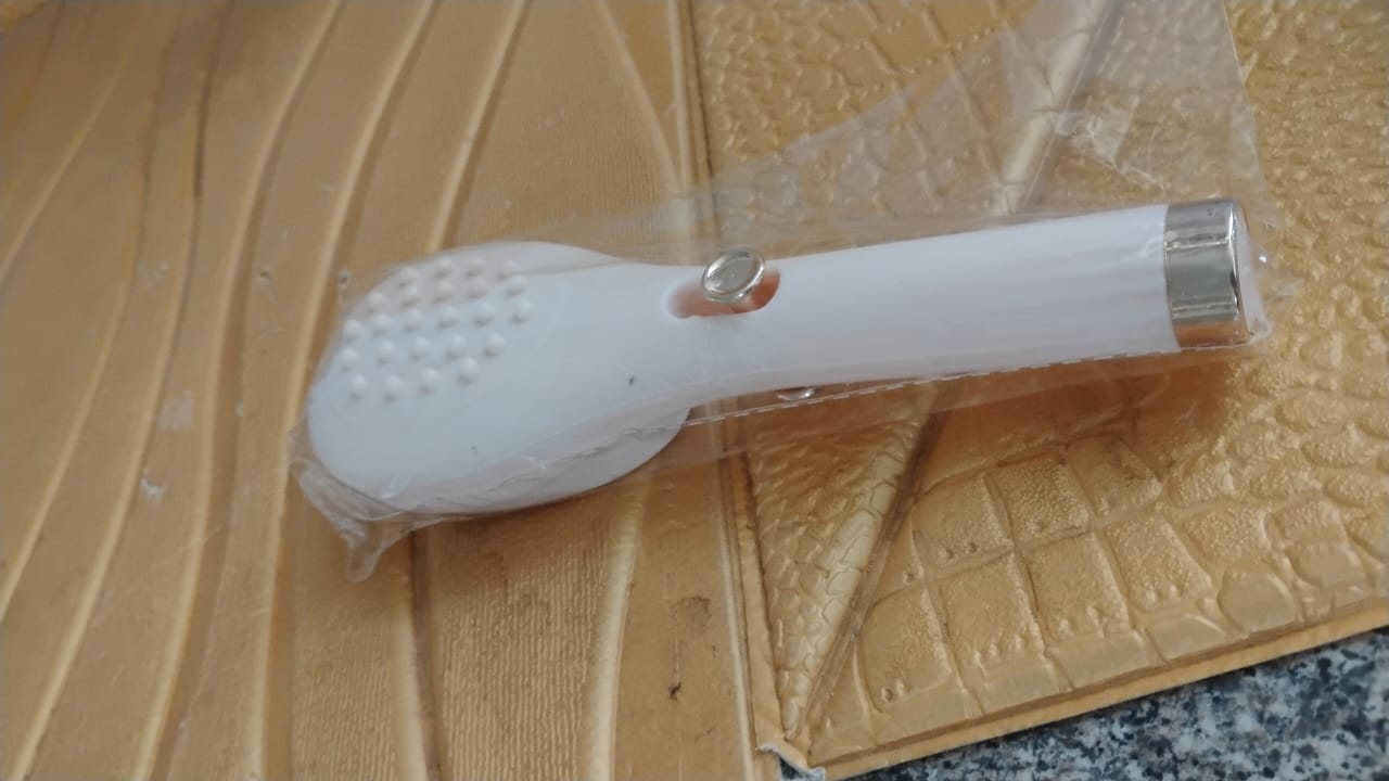 Self-Cleaning Anti-Static Massage Comb (1 Pc) - Bhavnagar Deodap