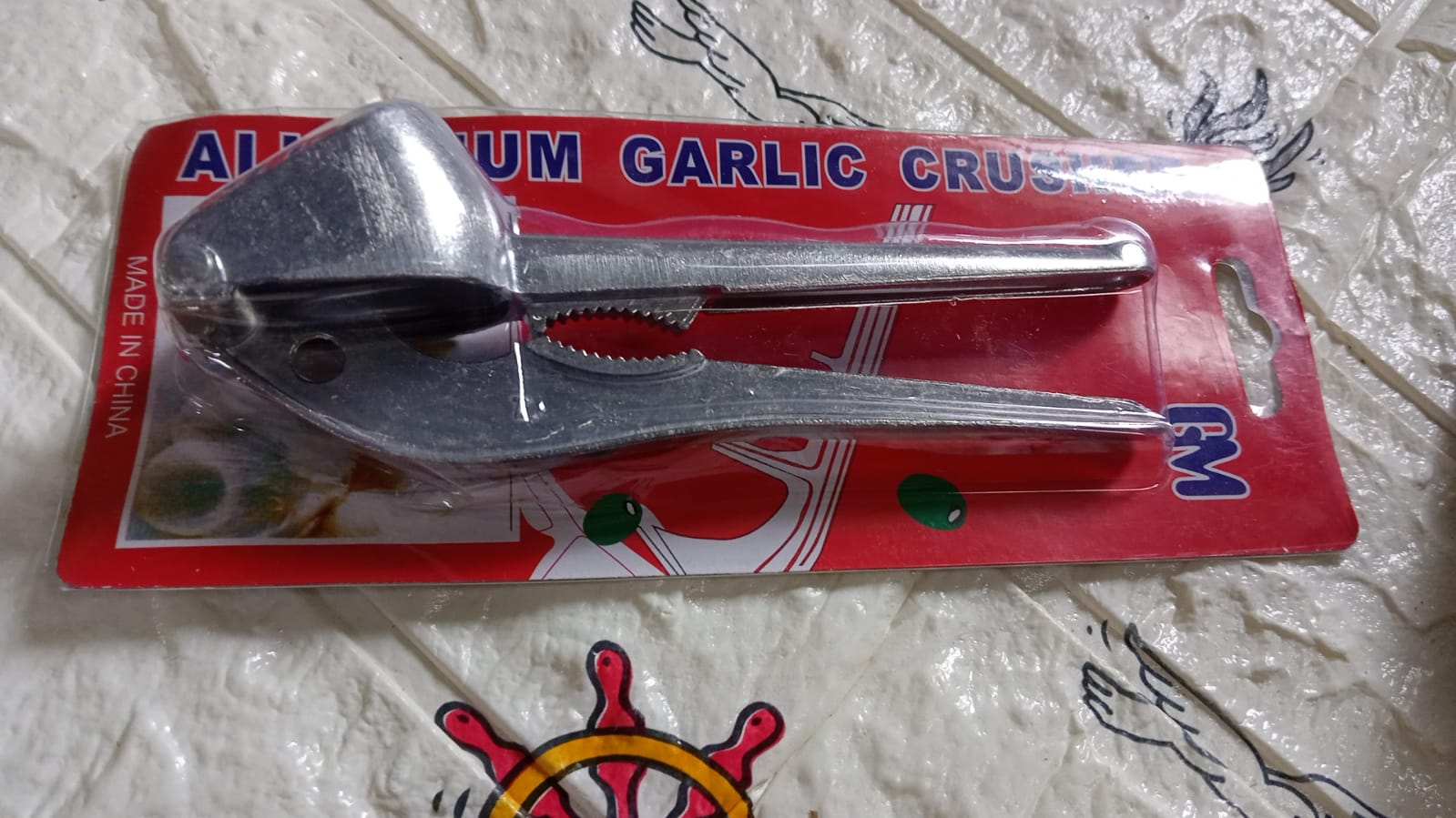 Garlic Press All Aluminum Easy to Use with Light Weight without Difficulty Cooking Baking, Kitchen Tool, Dishwaher Safe - Bhavnagar Deodap