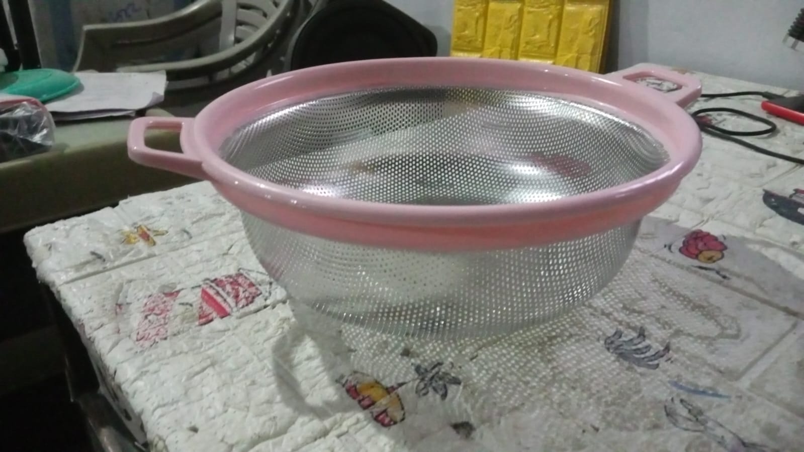 Stainless Steel Colander with Handle - Large Metal Mesh Basket Strainer (1 pc) - Bhavnagar Deodap